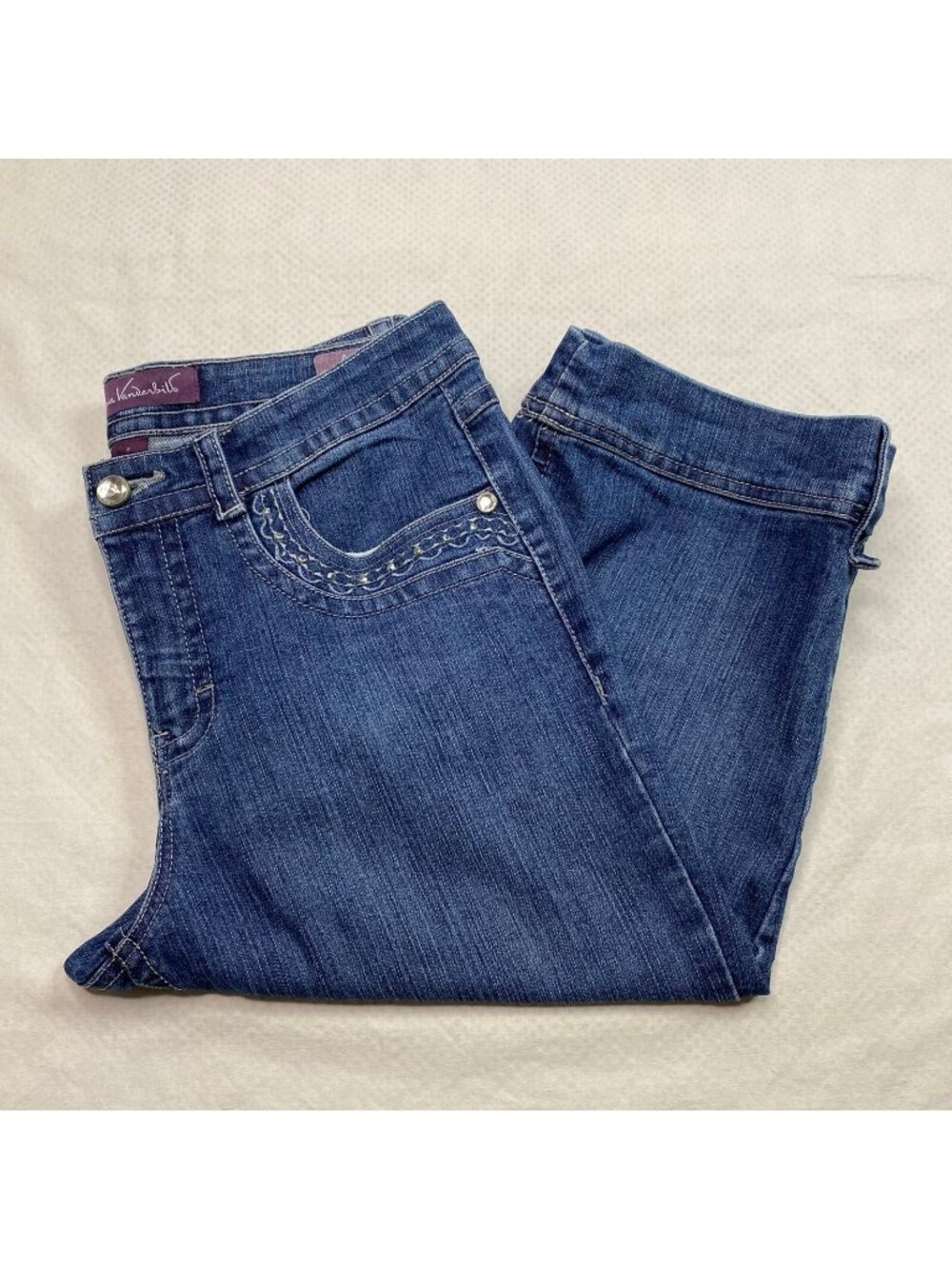Gloria Vanderbilt Blue Denim Capri Jeans Size 8 With Cuffed Hem & Embroidered Po